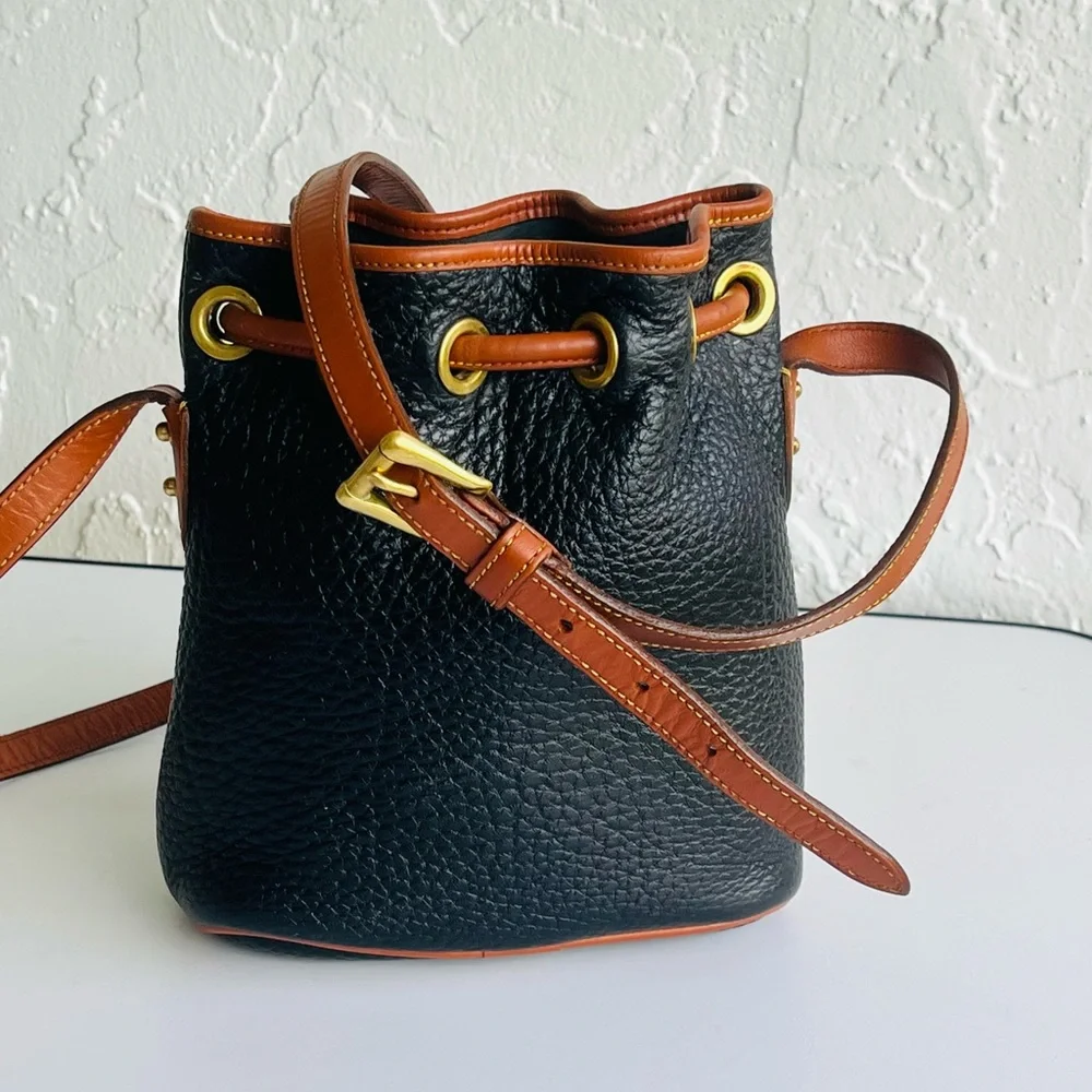 MINI VINTAGE DOONEY AND BOURKE CROSSBODY BUCKET BLACK /BRITISH TAN ♦️HOST PICK♦️ - Picture 11 of 16